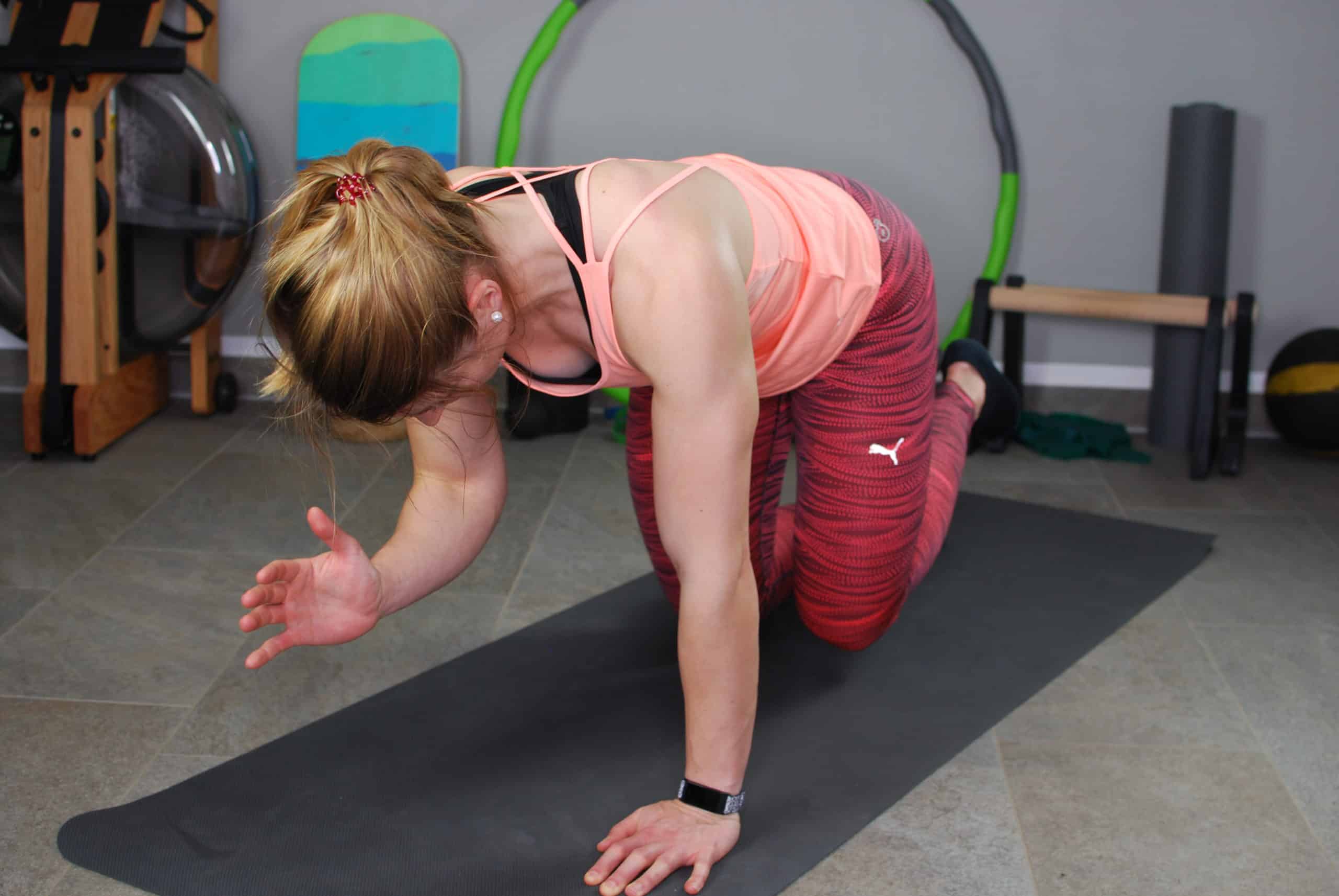 Ellenbogen und Knie angehoben – Unterste Position