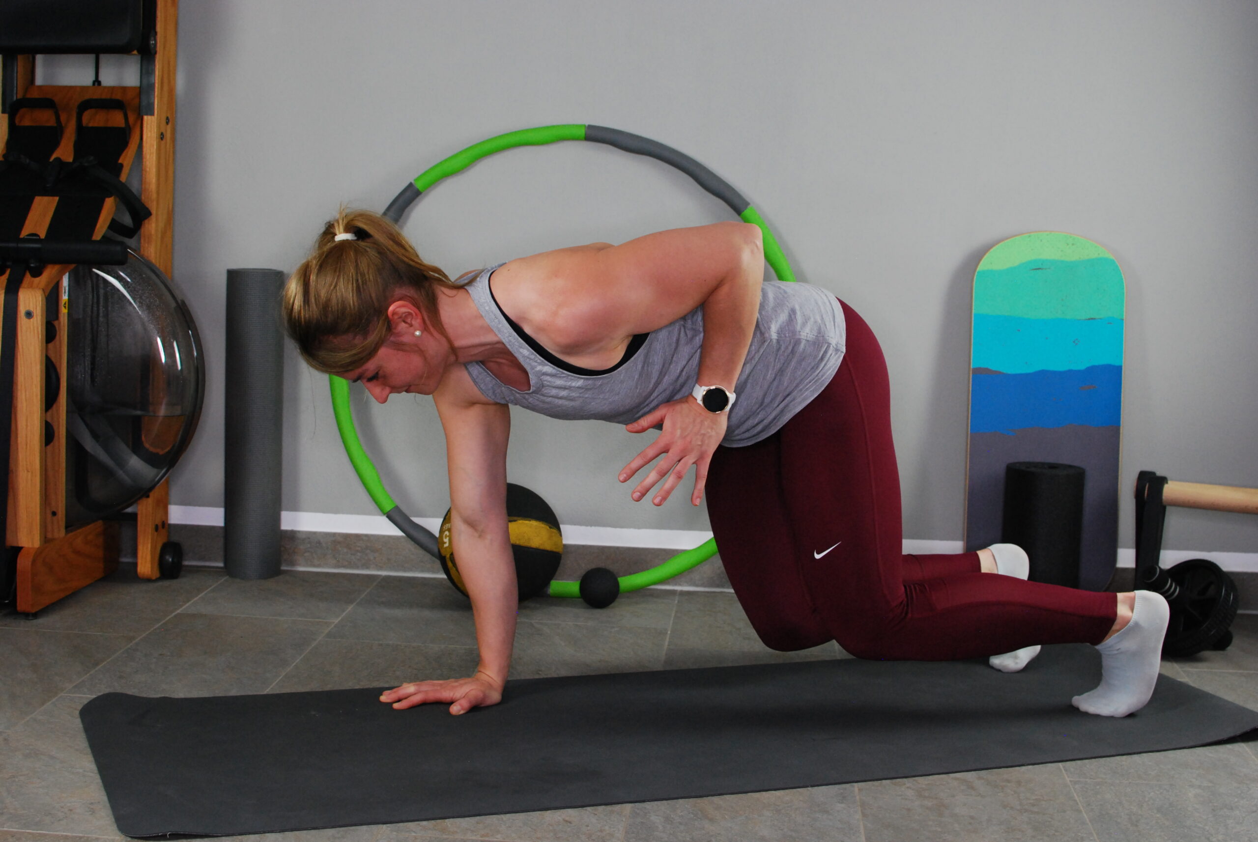Vierfüßlerstand – Knie anheben – Armvariation