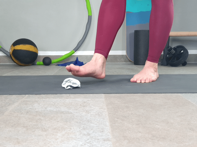 Socke aufheben mit den Füßen