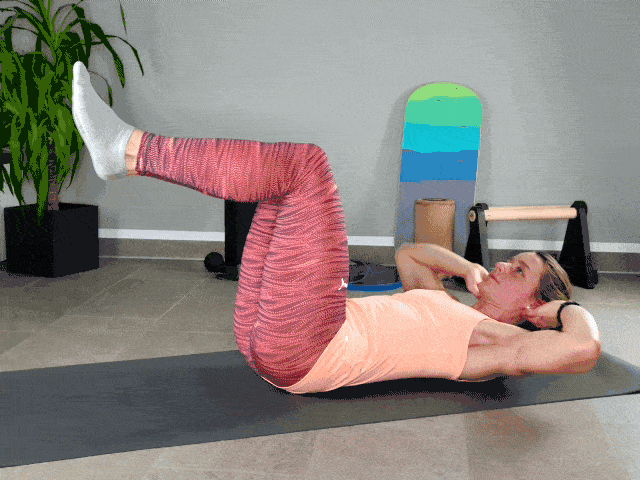 Seitliche Crunches Beine oben